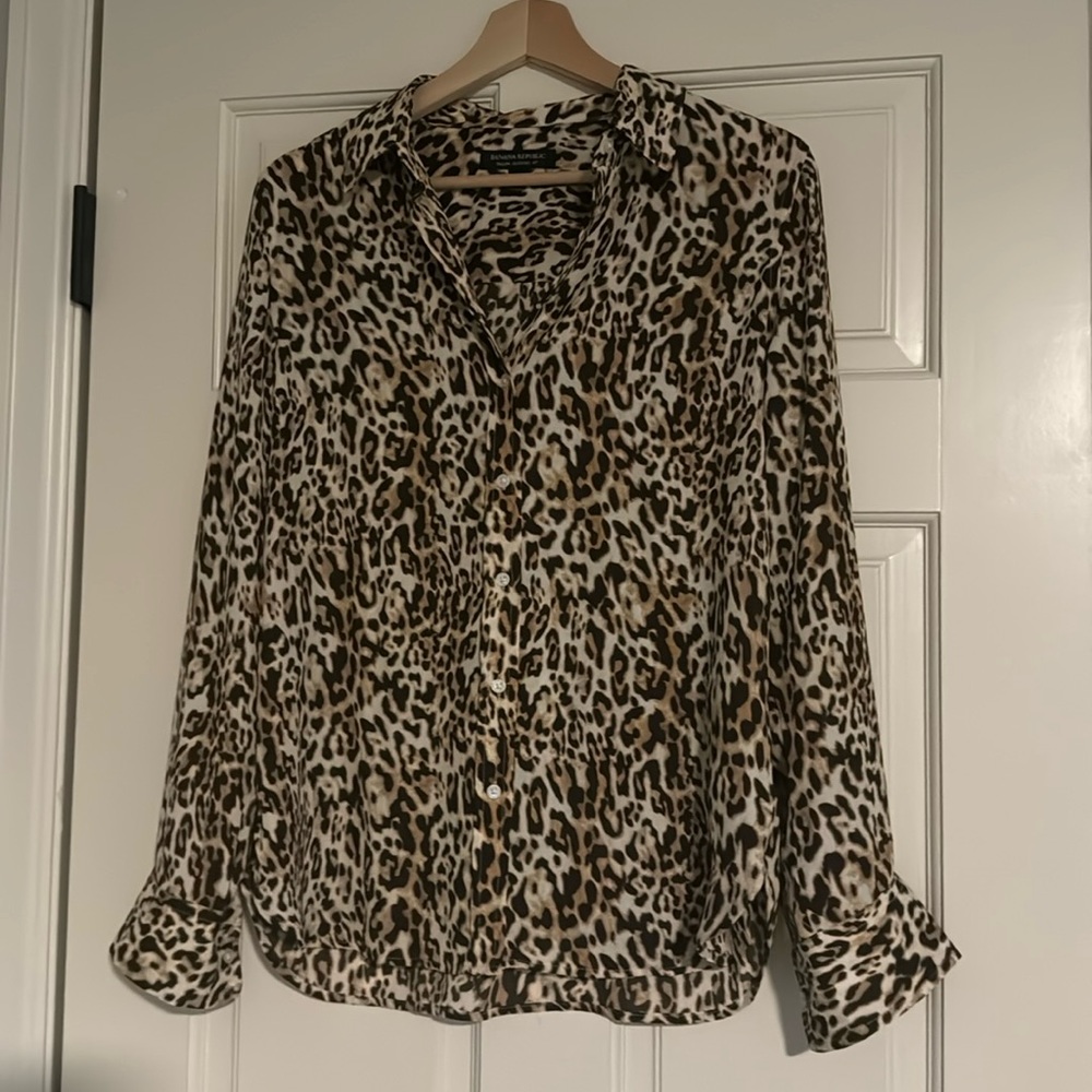 Banana republic, leopard print women's long sleeve, button-down shirt, small.